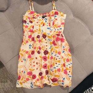 Summer Floral dress w/ Pockets!